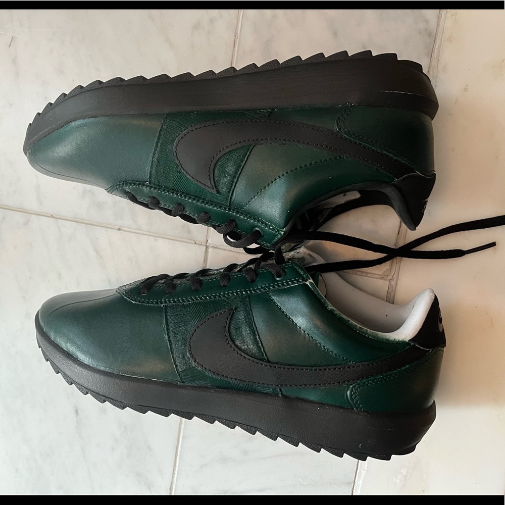 Women size 9 Nike shoes green black barely worn